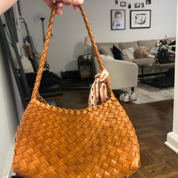Elegant Tan Woven Leather Bag - Picture 3 of 3
